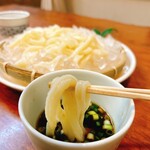 Kokoro Eeyan - まずは上方の、温かい麺から(美味しいです)
      ※お喋りが過ぎて、更に冷めてますが