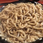 ラーメン二郎 - スープ吸いまくってウマし色に染まったワッシワシ麺。