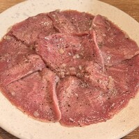炭火焼肉ホルモン うしごろ 中目黒店 - 極みのタン 数量限定 薄切り1,250円
                    豚タン