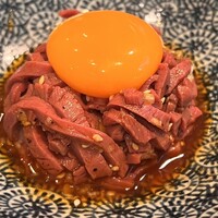 炭火焼肉ホルモン うしごろ 中目黒店 - 極上月見ハツユッケ720円