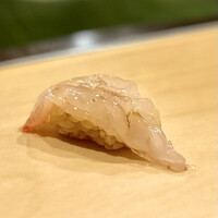 鮨 やすみつ - ■牡丹海老
                    元のサイズからはだいぶ小振りにカットいただいていますが、ブリっとした食感と、適度な甘さのバランスが良き…