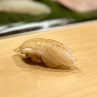 鮨 やすみつ - ■かわはぎ
                    肝はフレッシュ、身は寝かせて。
                    それぞれをベストに仕上げて一カンにしちゃうんだから、美味しいに決まってます♪
                    そう、身と肝で違う個体を使う贅沢さ、これもめちゃめちゃうまい！