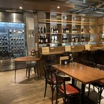 Bistro楚 - 店内、ワインいっぱい。