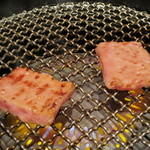 松庵 韓菜房 - 特選カルビ調理中