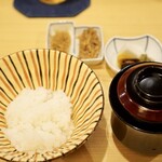 割烹 はらだ - ご飯、香の物、お味噌汁