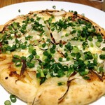 カスターニエ　軽井沢ローストチキン - 善光寺七味ミソとタマネギのピザ
