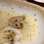 카스타니에 카루이자와 로스토 치킨 - 빵을 소스에 담그다