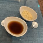 Itoutei - 牡蠣フライには定番のタルタルソースとウスターソースを準備してありますが、 タルタルソースの玉子感の旨さに驚き、 出汁？で希釈したソース。。。どれで食べても美味しい。