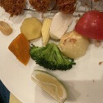 伊藤亭 - 付け合わせの野菜たちの処理も、 当然ながら茹でただけではありません。 私にはどの様にしたか分かりませんが、 大嫌いな「ブロッコリー」までも美味しい。塩だけではない気がした。