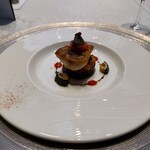 シャトー　ラ・パルム・ドール - 下の方に茄子のソテーやラタトゥイユがあり
      上にはトマトのミセッシュや
      キャリアノーベルジーナ❔が添えてある
      赤パプリカのピューレソース　との説明