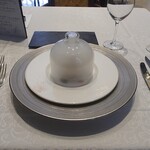 シャトー　ラ・パルム・ドール - ◯アイナメのポワレ
      ガラス容器でスモークを閉じ込めてる