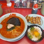 ラーメン山岡家 - 辛味噌ラーメン(大盛・激辛)とTKGのセット＋サービスの餃子