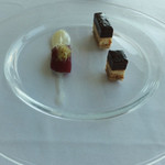 ランファン・キ・レーヴ - プラリネのガとーと洋ナシの赤ワイン煮