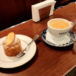 COFFEECOUNTER NISHIYA - 林檎のキャラメルケーキとカフェラテ