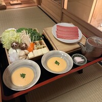 北新地しゃぶしゃぶすき焼き きらく - 極上霜降り牛タン•季節野菜の盛り合わせ