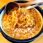 味噌ラーメン専門店 日月堂 - 赤ネギ味噌ラーメン 
            
            赤ネギを、スープに沈めると真紅へ変化。
            見た目通りに辛い！！痺れを伴い、汗腺開放。
            卓上アイテムで、辛くすることが可能なのに、
            標準で辛い意味が、理解できません。