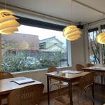 ロージーティーハウス - 奥側の席・手前側にはソファ席も有り