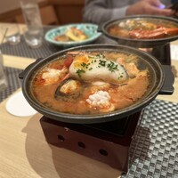 美食 個室・炭火焼・ワイン 縁 新宿店 - トマト出汁と魚介の陶板(名物らしいです)