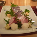 おみの - 鰊と鰤の刺身。鰊はさんまを甘くしたような味。