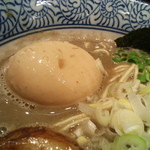 宮庵 - 有料トッピングで、半熟玉子１個（１００円）。芳ばしい香りがあって、燻玉のようだ。