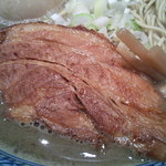 チャーシューは豚バラ肉で、１枚ドーーンと派手に乗ってる姿が圧巻。