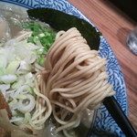 幅２ｍｍ、厚み１ｍｍ程の平打ち中～中細麺ストレート麺。スープがもったり乗ってくるｗｗ