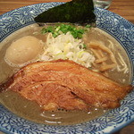 遠慮を知らない超大胆な煮干の主張が極めて痛快！重厚で雄々しいドロドロスープは、様々な野性的表現を思い起こさせる！