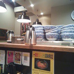 宮庵 - 店内はカウンター席のみの構成。髪留めのゴムも置いてて、紙エプロンもサービス有り