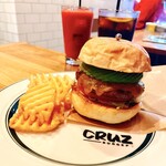 CRUZ BURGERS & CRAFT BEERS - アボカドチーズバーガー