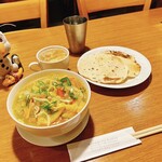 サムジャナ - スープは付くのかも
ネパール風うどんとおせんべいのセット
