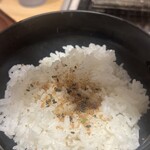 焼肉食堂まんぷく - ふりかけもある。これが何と、バター醤油味！ご飯とふりかけだけで、ガンガン食えちゃう？