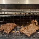 焼肉食堂まんぷく - 左がハラミ、右がロース。