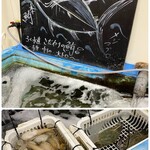 ろく水産 - 入口に生簀がありますよ〜♫