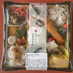 八百彦本店 ジェイアール名古屋タカシマヤ店 - こちらは、デパ地下で購入のお弁当。親に買ってきてもらったのでお値段はわかりませんが、予算1000円と伝えたのでそれくらいのはず。