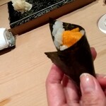 鮨 近藤 - 【馬糞雲丹の手巻き】濃厚でコクがあり、色もオレンジ色に近いです☆昔は雲丹が苦手で食べれませんでしたが近藤さんのおかけで克服出来た過去があります（*´▽｀*）