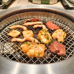 牛刺しと焼肉 仔虎 - ホルモンダブル