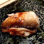 鮨 近藤 - 【焼きアナゴ】炙りたての香ばしさと甘めのタレが絡み合い、口の中でとろけちゃうくらい美味しかったです♡