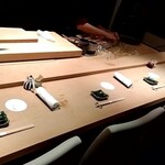 鮨 近藤 - カウンター①Ｌ字型で10席ほど。