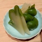 鮨 近藤 - 【ザーサイ】凄くサッパリ、シャキシャキしていて口直しに良かった一品。緑のザーサイって初めて食べました。