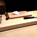 鮨 近藤 - 大将が目の前で腕を奮ってくれます。眼の前で見れるカウンター席(〃∇〃)まな板の横にある山葵。画像だとわかりずらいですが物凄く太くて大きい立派な山葵です。