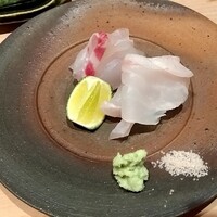 鮨 近藤 - 【クエと真鯛】寝かせてあったのかな。クエも真鯛も淡白アッサリですがほのかに甘味を感じます。山葵、藻塩どちらでも美味しすぎます(*^^*)