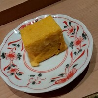 鮨 近藤 - 【卵焼き】　しっとりしていて程よい甘味があり上品なお味です。