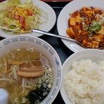 九龍閣 - ランチ ¥680 塩ラーメン+麻婆豆腐