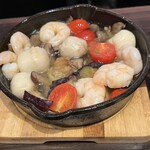 俺のフレンチ 東京 - 季節の野菜と海老のアヒージョ