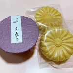 225381125 - 【2023年06月】大内菊(大)＠2,000円(込)、右の最中に、左の粒あんを載せて挟んで頂きます。