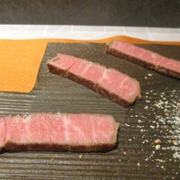 すし大 - 貴重な純系の鳳来牛のヒレ肉を１時間半かけて低温調理し、スライスしてあります。 細かなサシが入り、くどさ無く、すっきりした脂身から甘さを感じます。 岩塩とやさしい辛さ効いたの山葵でいただきます。 岩塩は、ヒマラヤのピンクソルトに砕いたニンニクチップを加えてあります。 とても美味しい一品です。