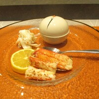 すし大 - お造り：新潟（越後）産ズワイガニと 昆布森産の毛蟹に穂紫蘇が添えられています。檸檬を少し搾っていただきます。 蟹みそもタップリ盛り付けられています。 めちゃめちゃ美味しいですョ！ 