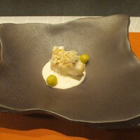 すし大 - 焼物：和歌山産 白甘鯛の松かさ揚げに素揚げされた銀杏が添えられています。下に敷かれた 北海道大間産 白子のソースはとてもクリーミーで、まるでフレンチの一皿のようです。 最後は、パンで拭って食べたくなりますネ！（笑）
