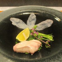 すし大 - お造り：師崎のカワハギの肝造り、カワハギを薄造りにしてシコシコ感が感じられます。 張りのある新鮮な肝を芽葱と一緒に薄造りで巻いて、酢橘を絞って 美味しくいただきます。 最初から「一本取られたぁ～！」と思える ガツンと来る美味しさです。