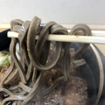 そばのスエヒロ - 今日も太蕎麦！しばらく冷が多かったが、熱でもこの食感と歯応えは堪らない！蕎麦の風味は熱のほうが強い！このゲソにして、この蕎麦！歯応えが強みの男の食べ物である！